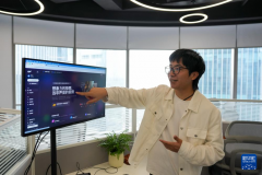 ”法国青年凯拉·卡克西奥吕正在分享他参琶洲算